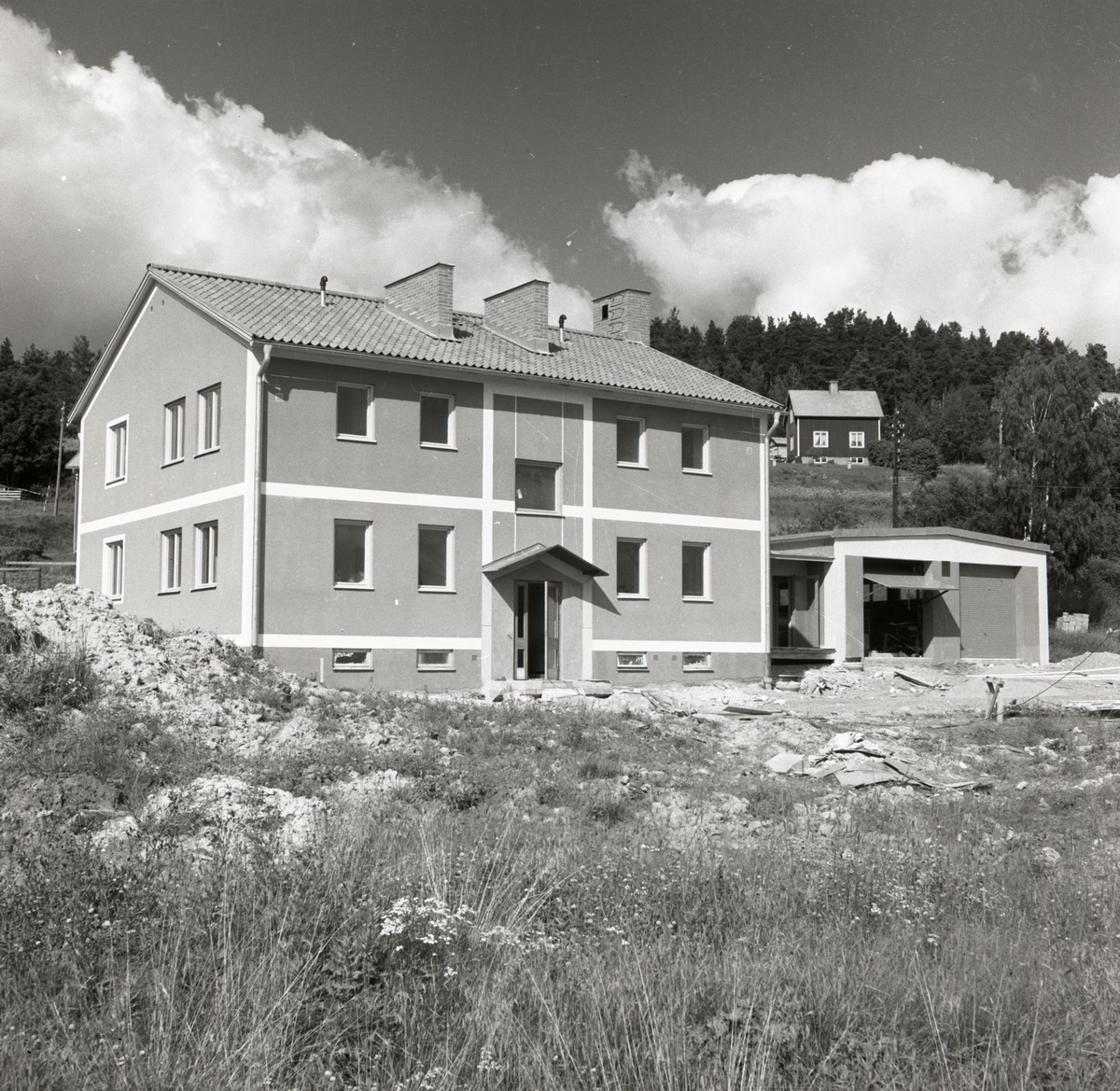 Ett nybyggt bostadshus med garage, 24 augusti 1958 i Rengsjö.