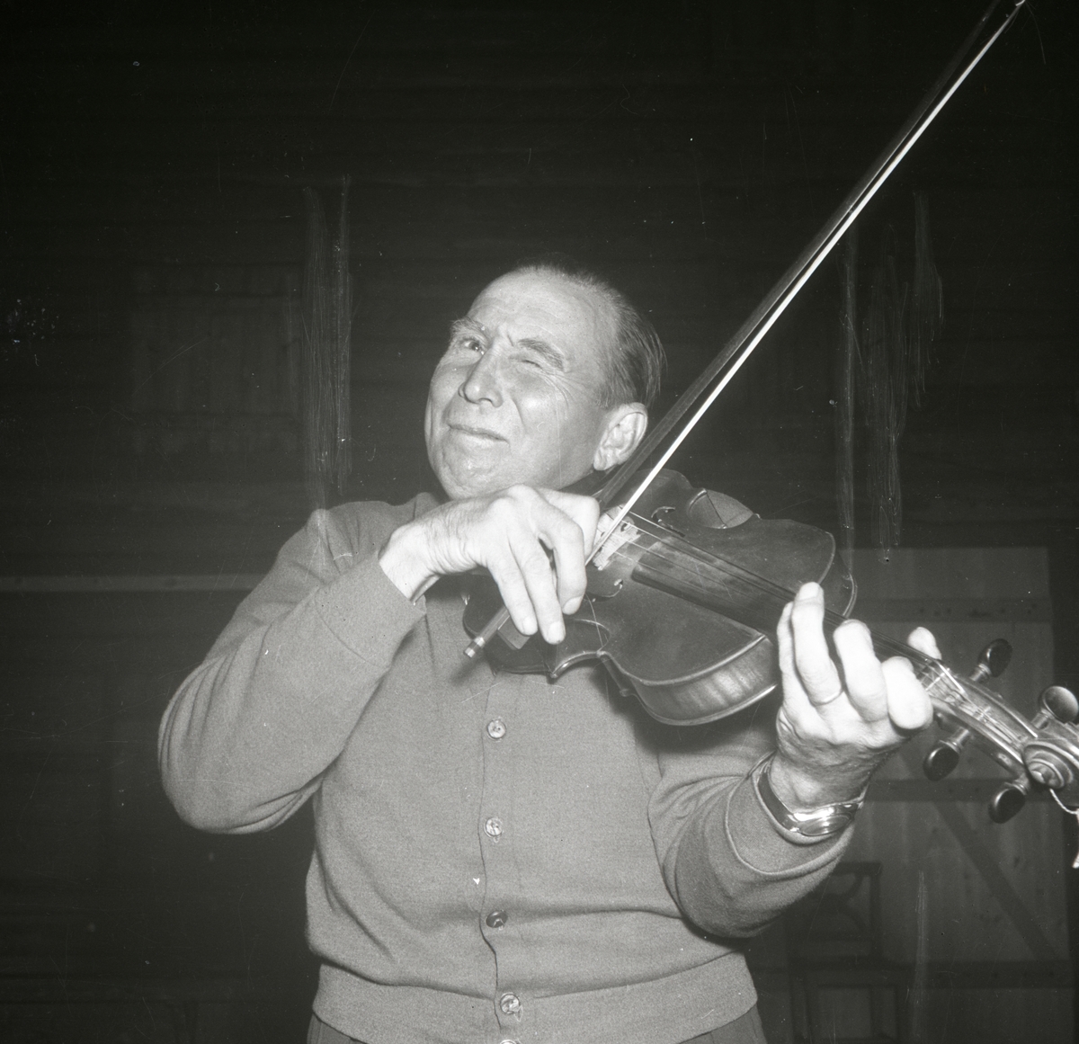 En man spelar fiol den 24 augusti 1958 i Rengsjö.