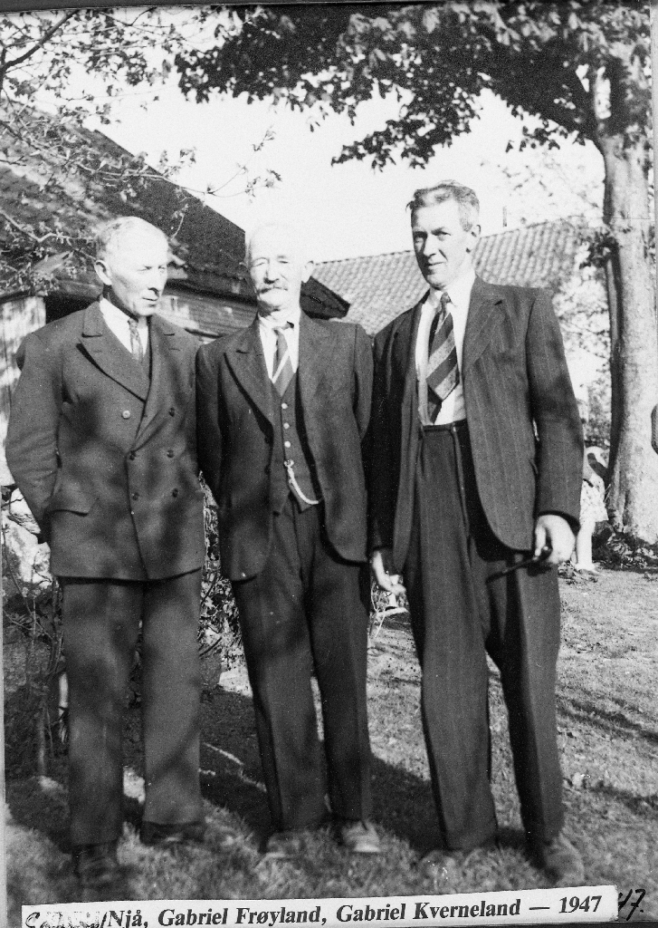 "Dei tre Gabrielane". Tre søskenbarn f. v. Gabriel Njå, Gabriel Frøyland og Gabriel Kverneland. Fotoet er teke i hagen hos Gabriel Kverneland.