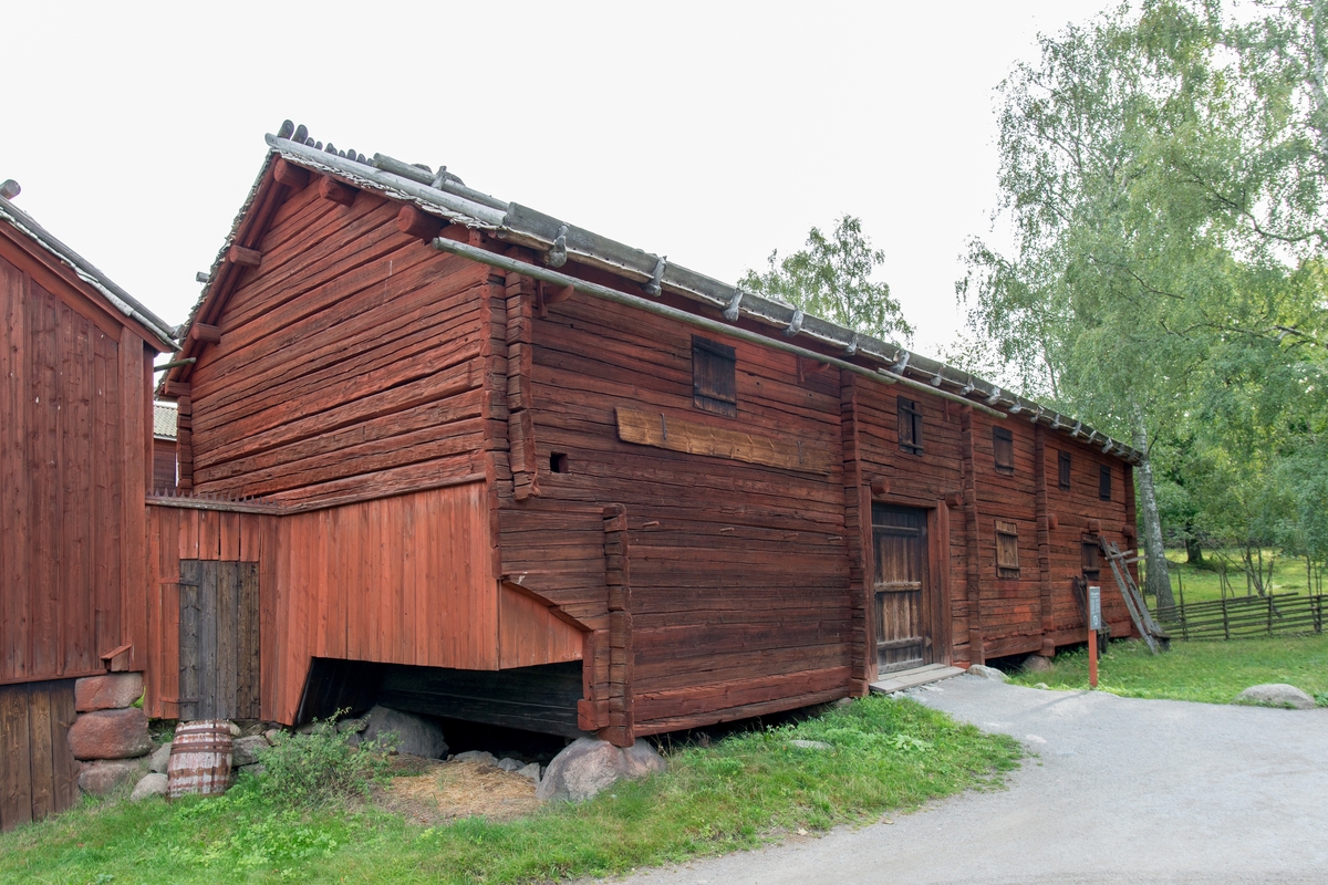 Logen på Delsbogården är timrad i en och en halv våning, målad med röd slamfärg. Taket är ett sadeltak, med tätskikt av näver samt takved. 

Logen kommer från Edsängs by, Delsbo socken i Hälsingland. Den uppfördes på Skansen under åren 1939-1940.