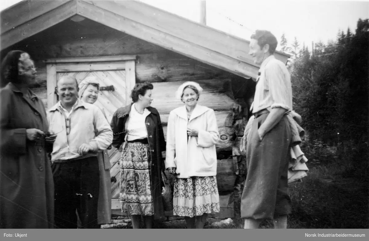 Gruppefoto foran hytte.