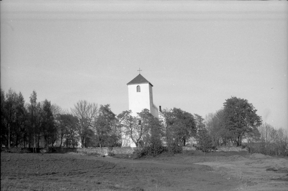 Hoff kirke mai 1954. Tre bilder.