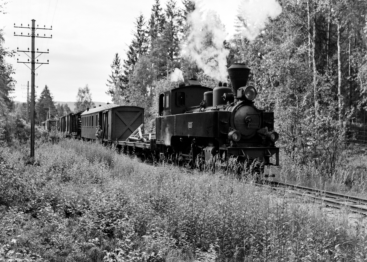 Damplokomotiv type XXIXb nr. 7 Prydz med oppsamlingstog etter Aurskog-Hølandbanens nedleggelse, her i nærheten av Aurskog stasjon.