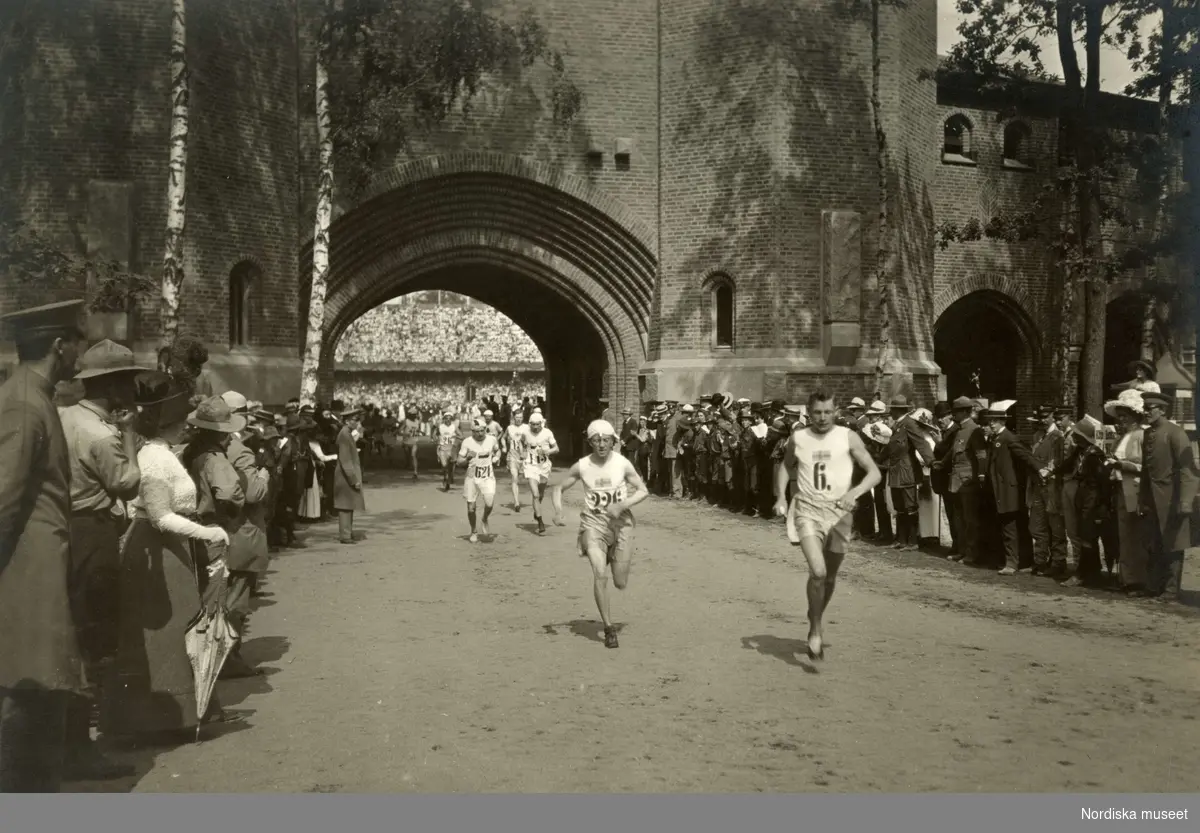 Löpare på väg ut från Stockholms stadion i maratontävlingen vid OS 1912.