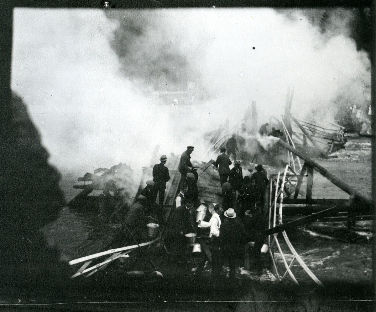 Fagernesbrua i brann, 11. juli1920.