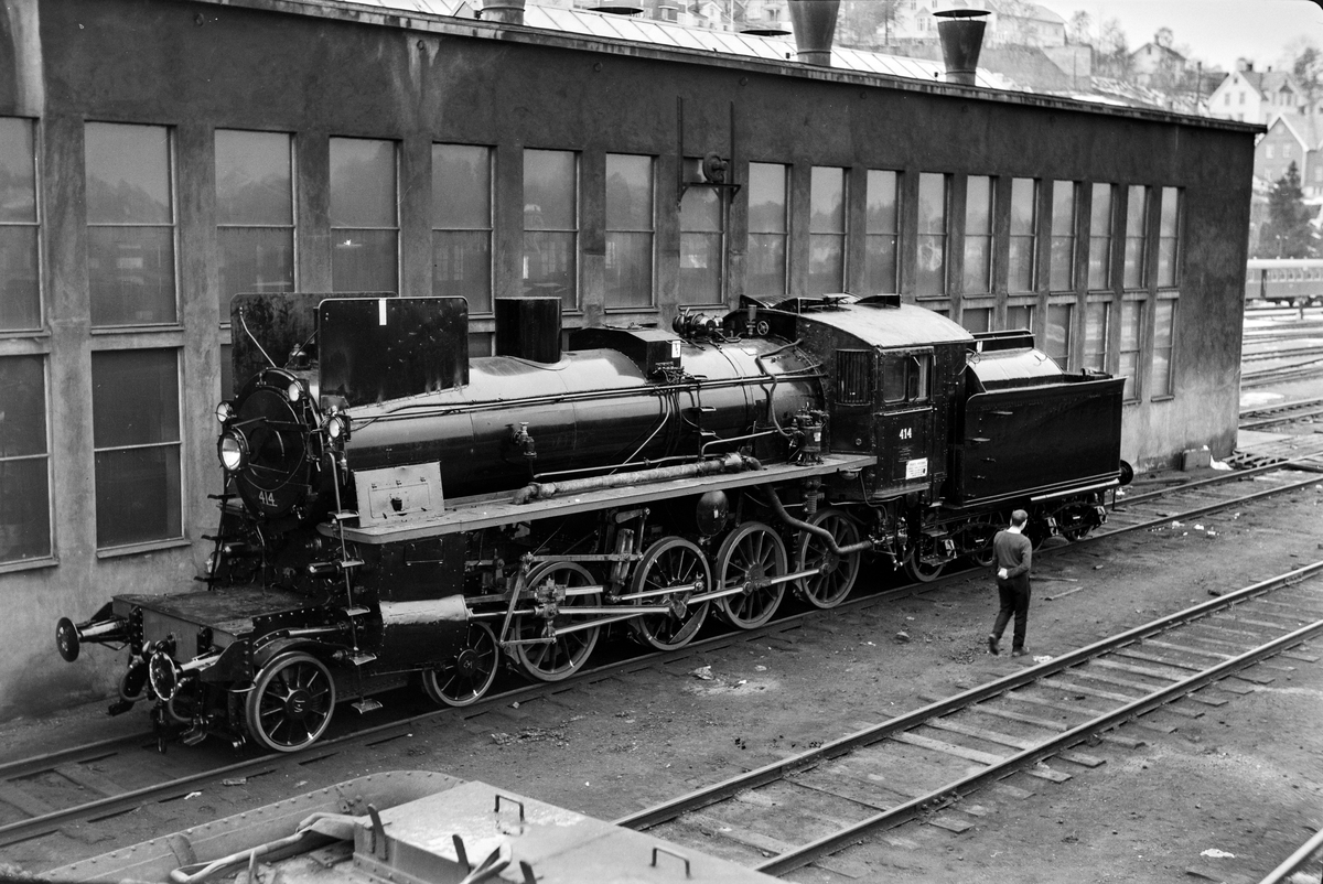Nymalt og nyrevidert damplokomotiv type 26c nr. 414 på Marienborg.