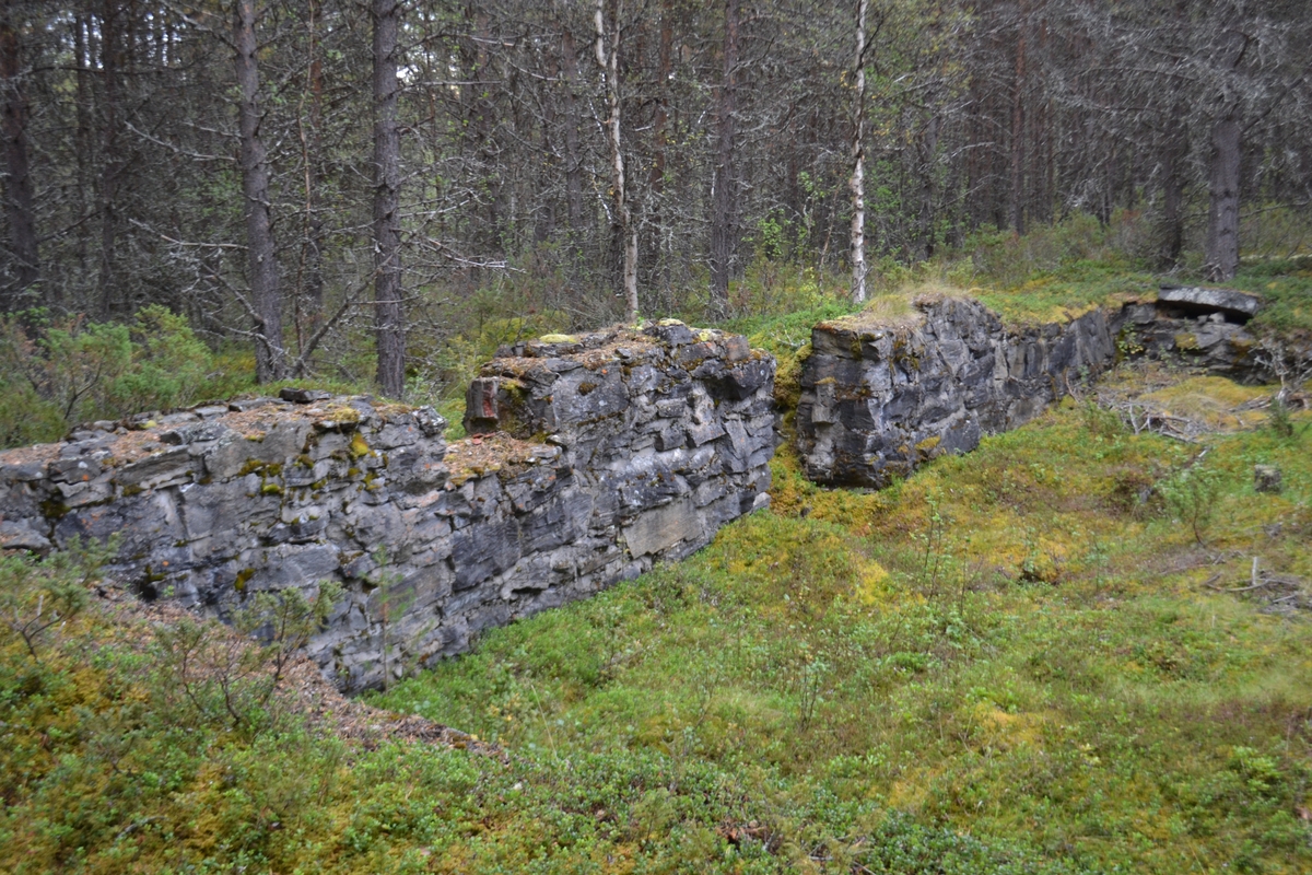 Grunnmuren etter administrasjonsbygget ved Vinkelen (litt nord for vinkelstasjonen på taubana).