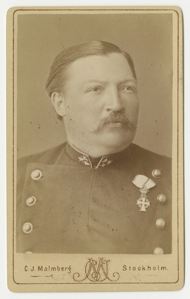 Porträtt av Johan Gustaf Lilliesköld, kapten vid Jämtlands fältjägarkår.

Se även bild AMA.0009373.
