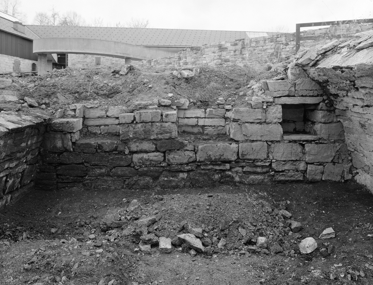 Arkeologiske undersøkelser i kjellerruin vest for drengestua 1986-1989. Vestre del av den eldste kjelleren under utgravning 1988.