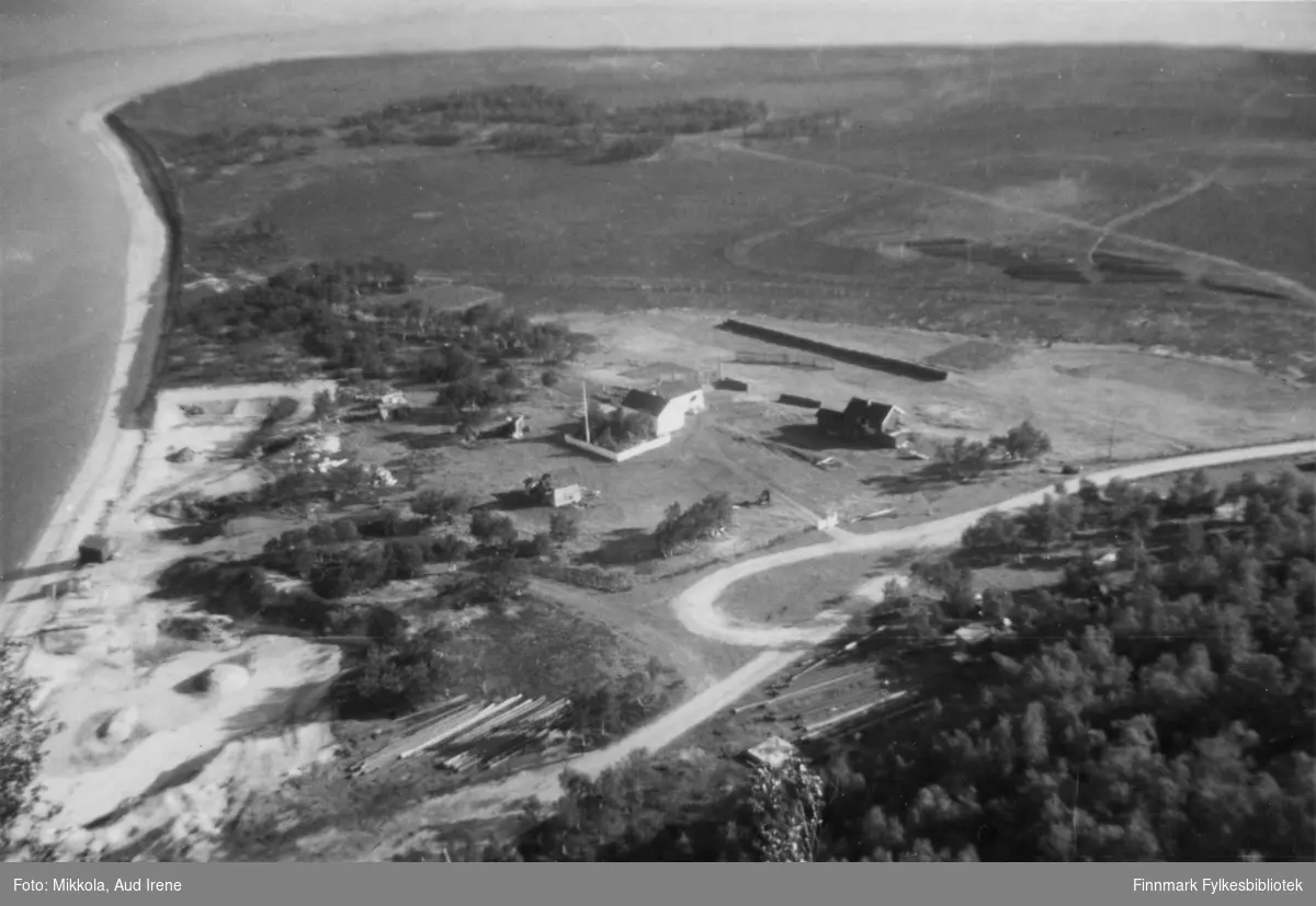 Mikkelsnes, oversiktsbilde ca. 1965. Ute på neset kan en se spor av treningsbanen for motorsykler, brukt av østerrikerne under krigen.