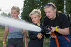 Barn prøver Sivilforsvarets brannslanger under De nordiske j