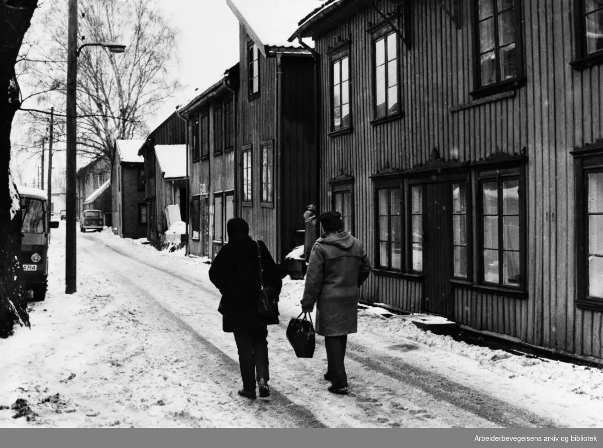 Brinkens gate, Brinken. Erik Melvold og Mona Larsen er ute og spaserer. Februar 1984