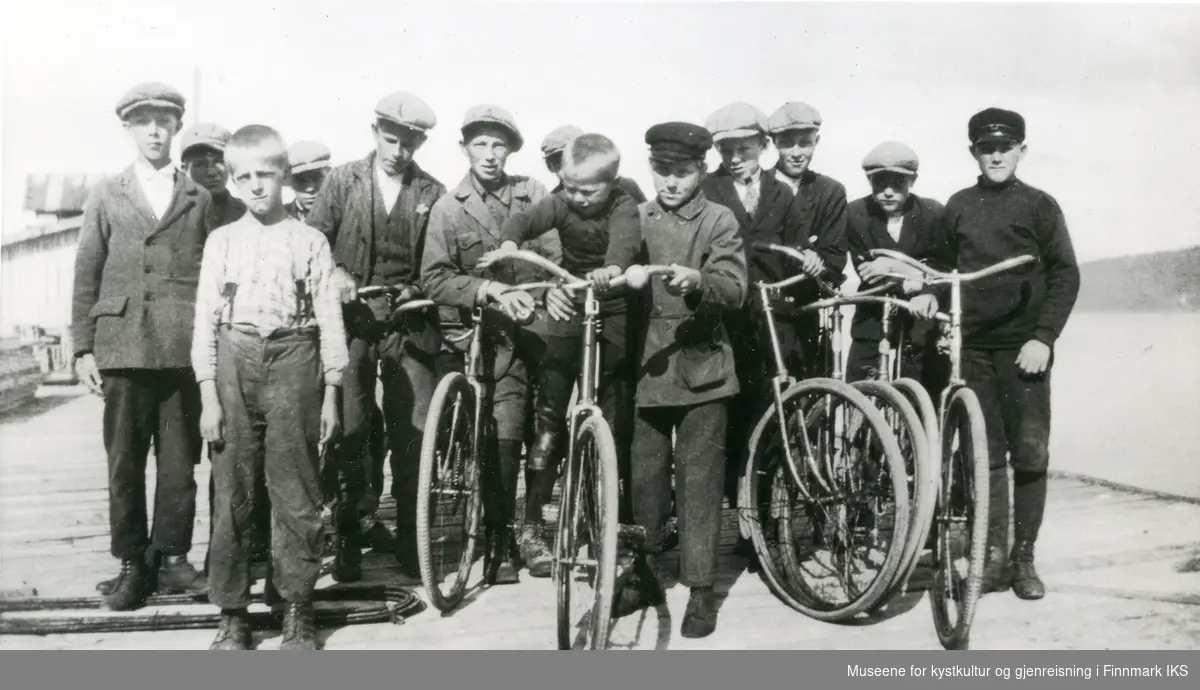 Nordvågen. Barn og ungdom med sykler på kaia. 1930-tallet.