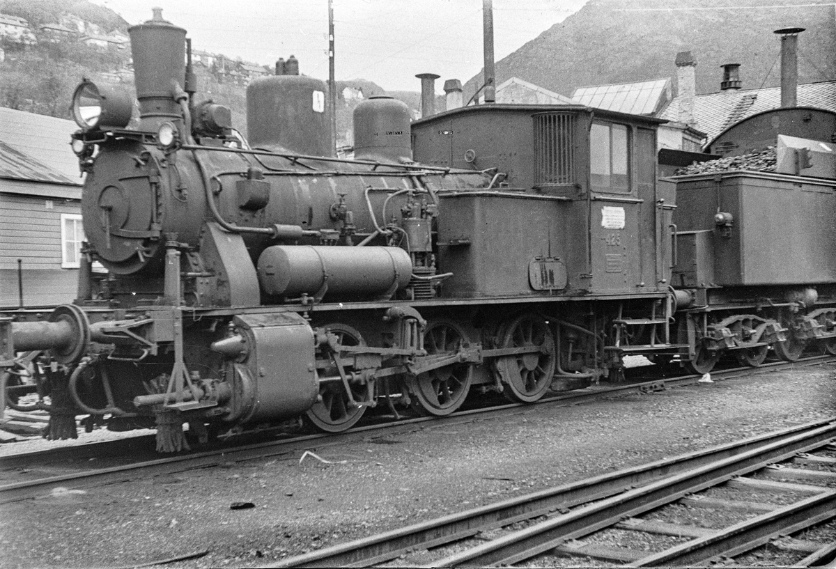 Damplokomotiv type 25d nr. 425 på Bergen stasjon.