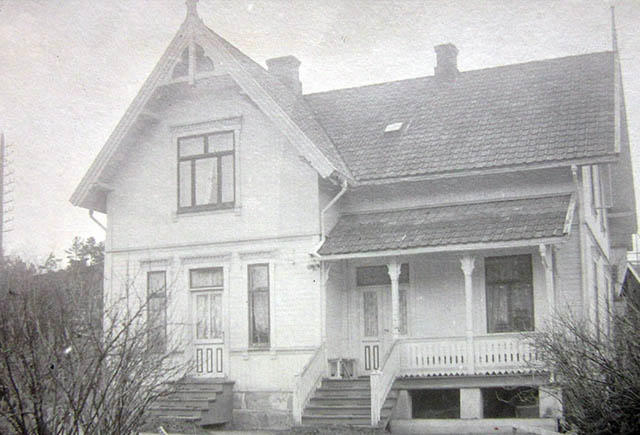 Wanggården slik den så ut rundt 1910 og slik den ser ut i dag.