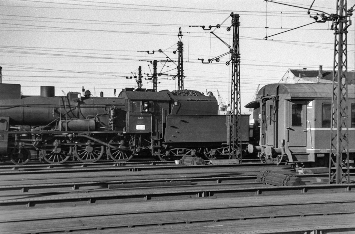 Damplokomotiv type 30b nr. 348 på Oslo Østbanestasjon.