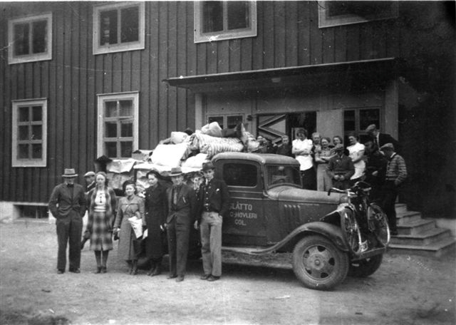 Slåttofolk på flyttefot.
lastebilen er en Chevrolet årsmodell 1934-35 til Slåtto Sag og Høvleri.