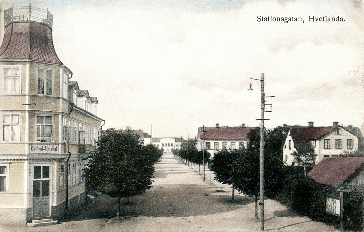 Colorerat vykort med motiv från Stationsgatan i Vetlanda.