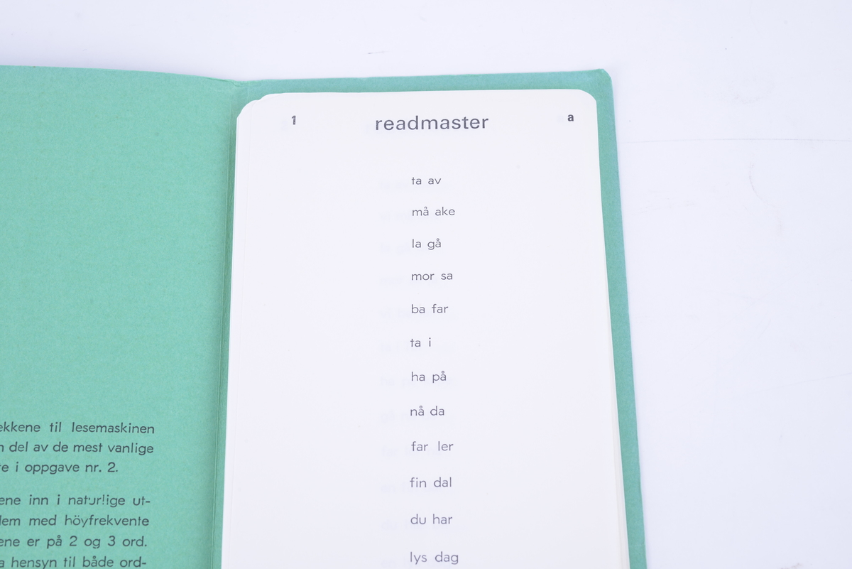 Hefte (omslag) som inneholder løse ark med tekst. Brukes med Readmaster leseapparat.