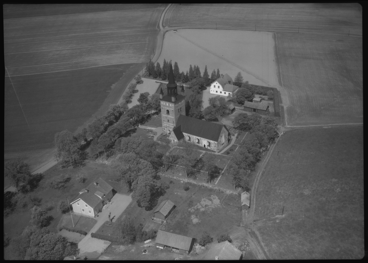 Flygfoto över Björksta kyrka