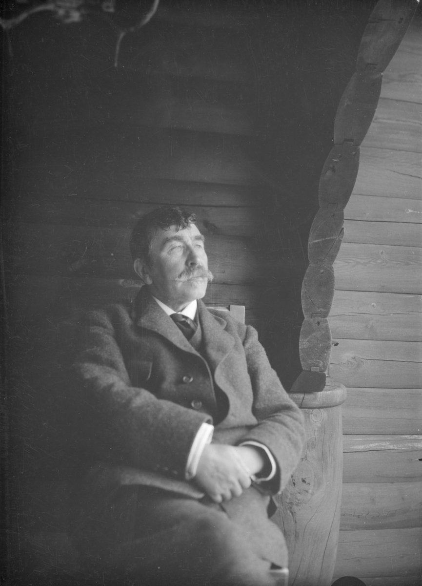 Portrett, Lars Jorde sitter ved husveggen på Bessheim