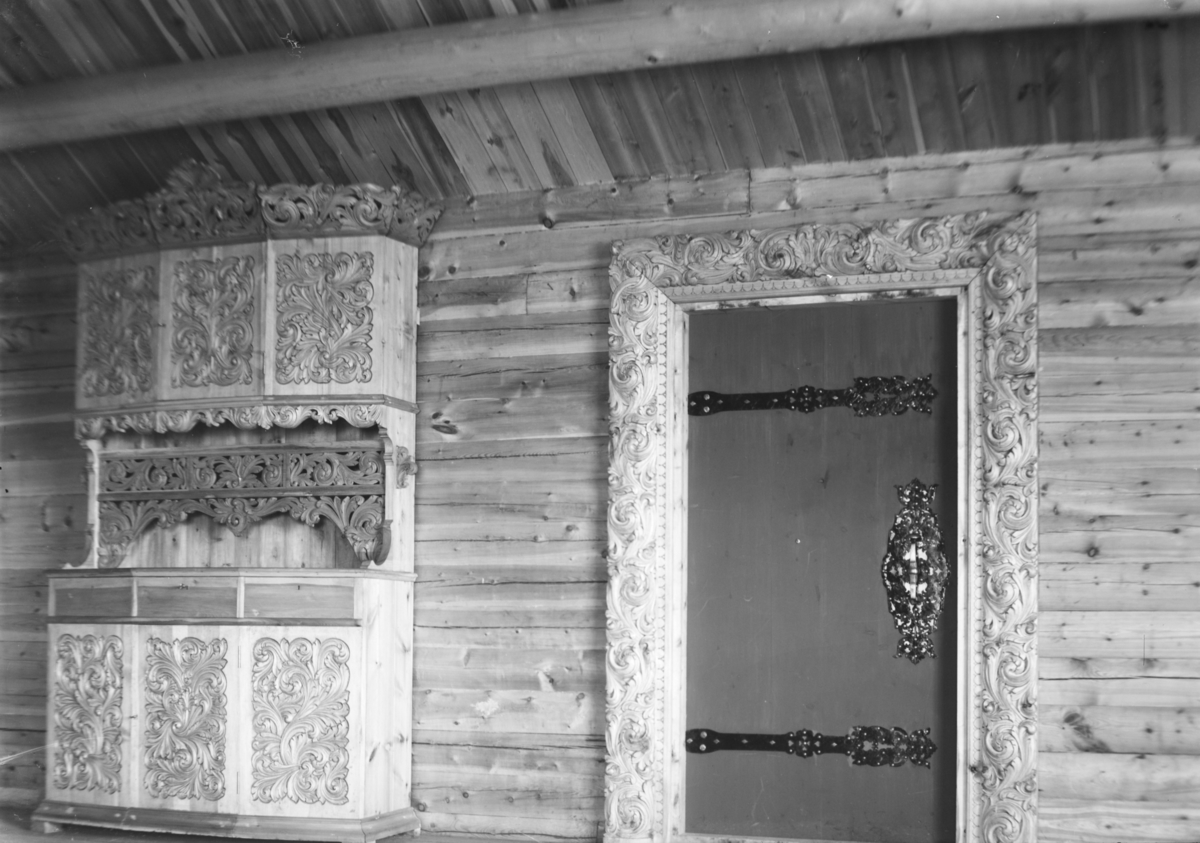 Sjodalen, Bessheim, tømret rom med utskjært framskap og dørkarmer.
