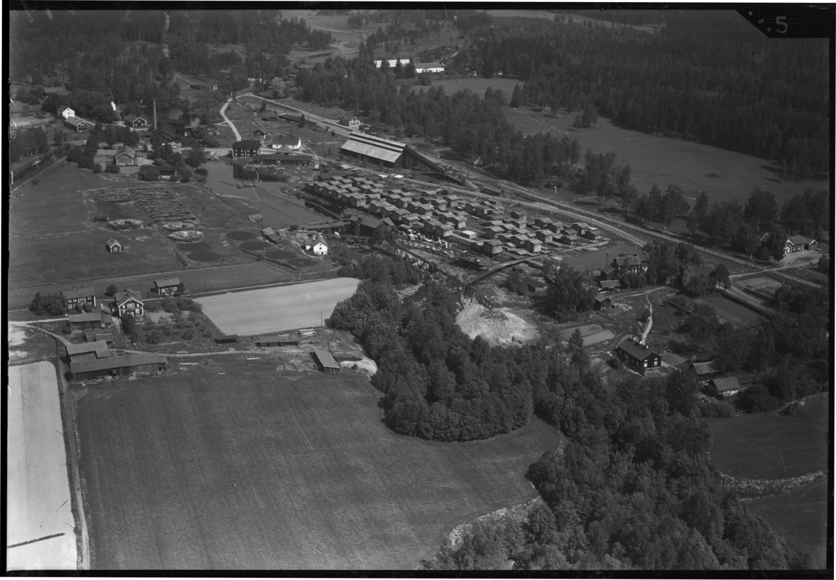 Flygfoto över Gisslarbo träindustri, Hed, Skinnskatteberg