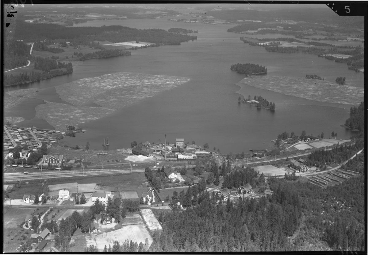 Flygfoto över Skinnskattebergs träindustri