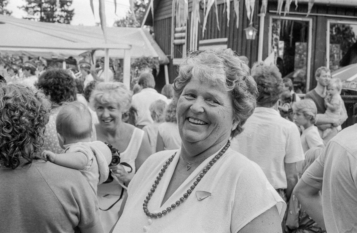 Oppegårds-dagene 1985. Åpning med karnevalstog med utkledde barn og musikkkorps. Anne-Marie Gulbrandsen i arrangementkomiteen for Oppegårds-dagene.