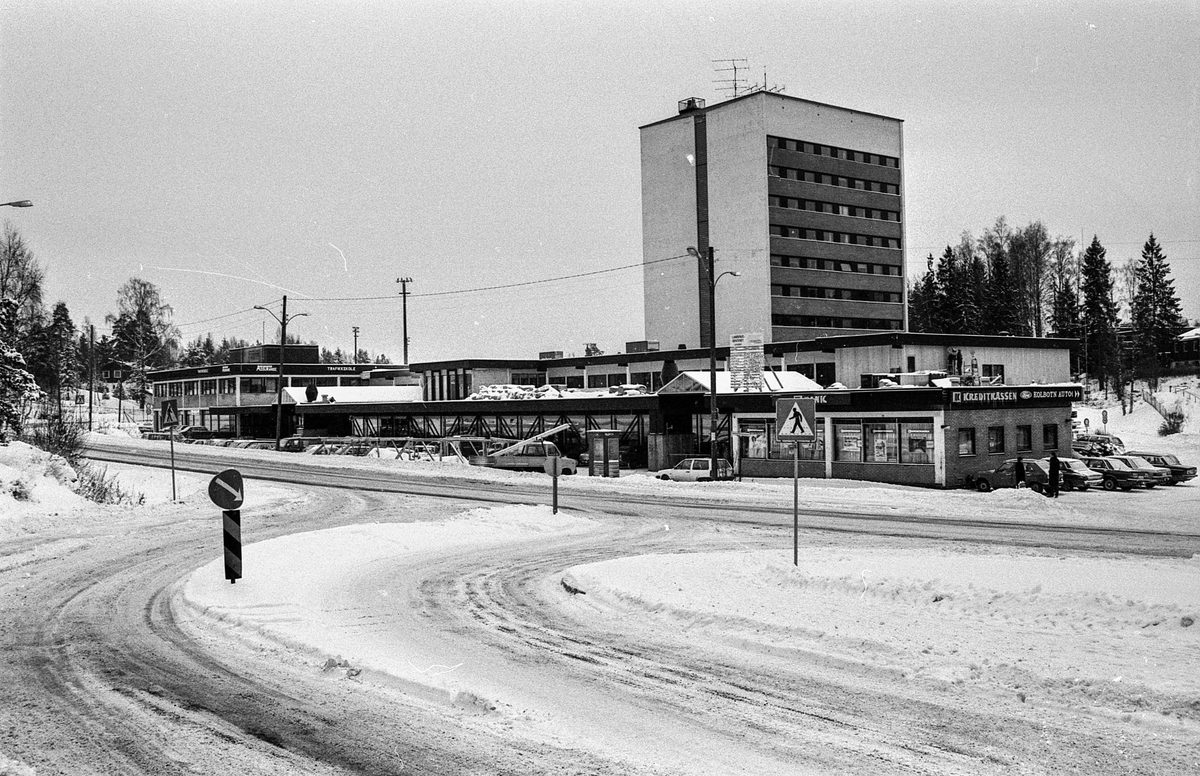 Landerudsenteret på Kolbotn utvider. Sommer og vinterbilde. 
ØB Helskog Gerhard
11/07/1985 00:00:00