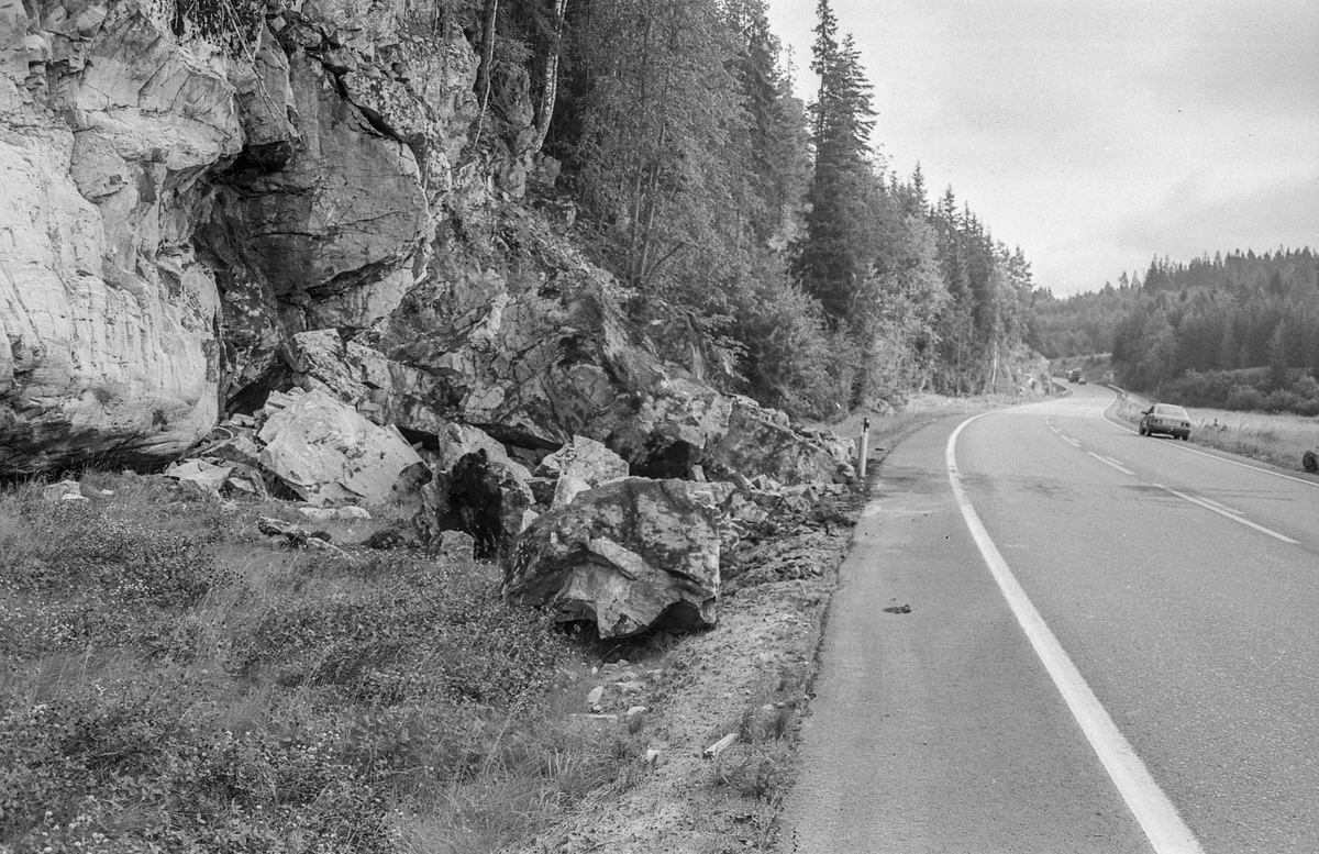 Stenras på RV. 160 v/Tussetjern i Ski. Stor stenblokk ligger ved veikanten.