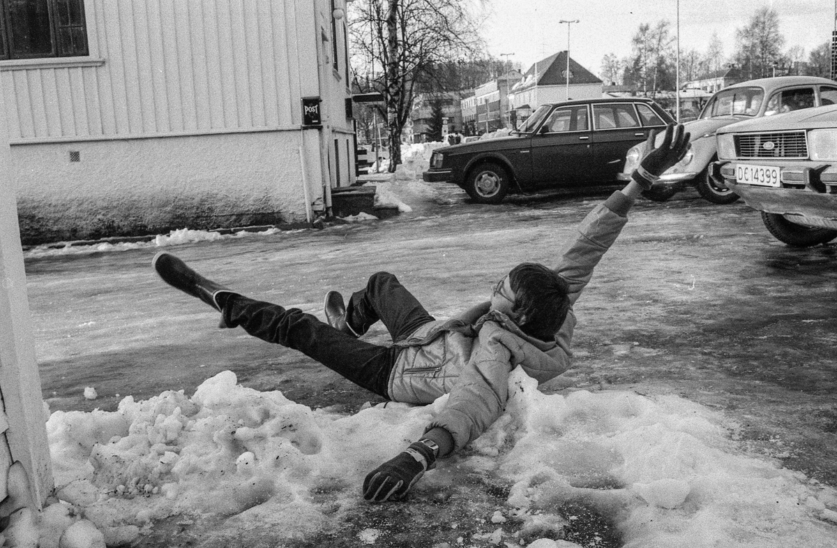 Sjangerbilde av gutt som faller på isen.