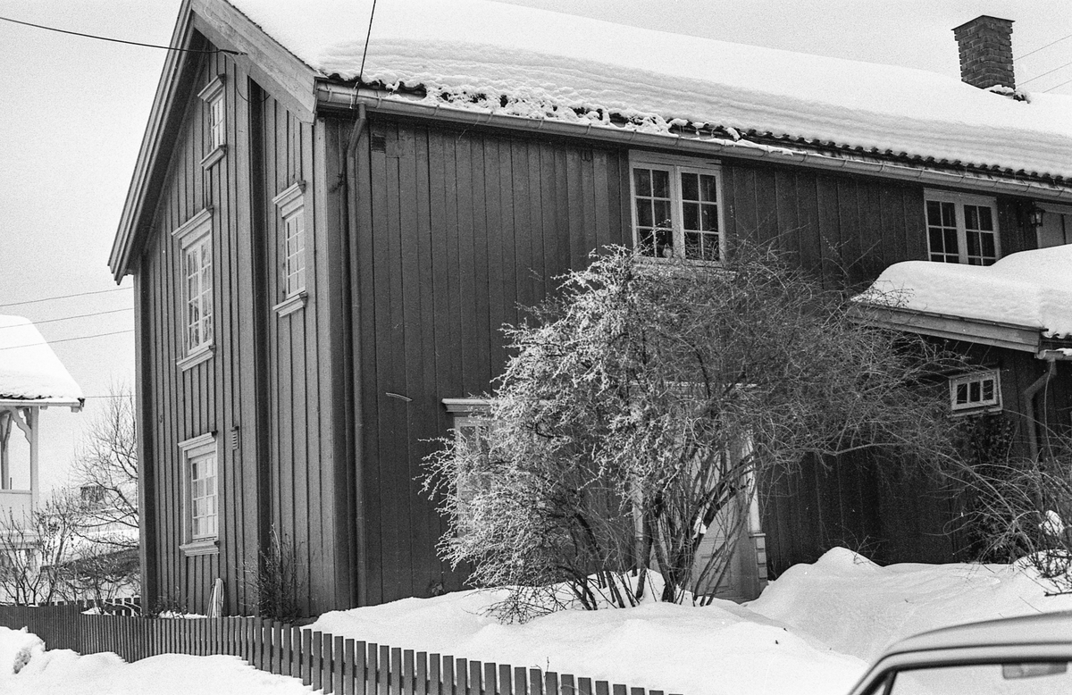 Badehusgaten 28 i Drøbak fikk årets verneplakett. Man antar at huset er fra midten av 1700 tallet. Eiere Randi og Sam Sandved.