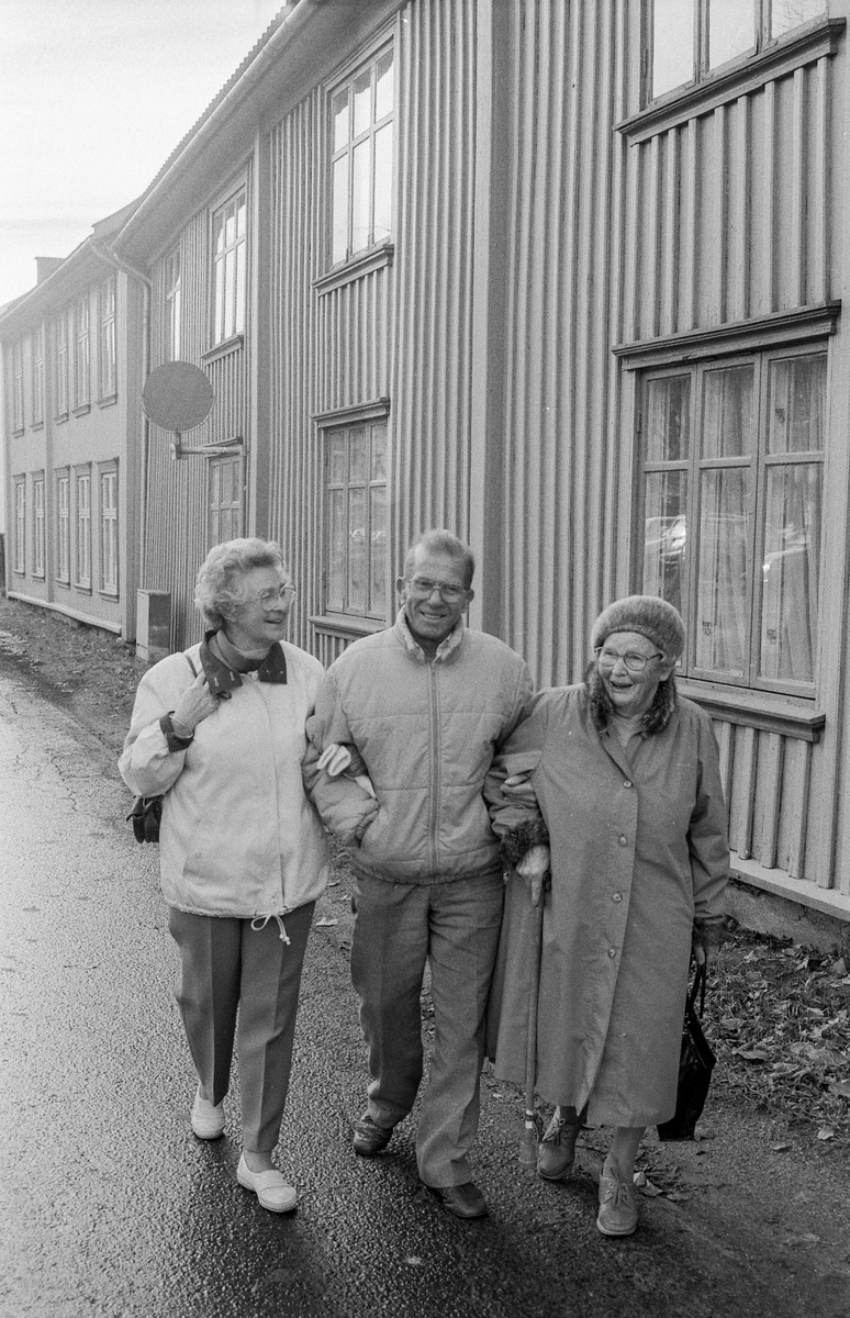 Verneplan for Drøbak. Maia Larsen (81) Gunnar Brynhildsen (76) og Astrid Johnsen (71) står ved parkeringsplassen i Drøbak.