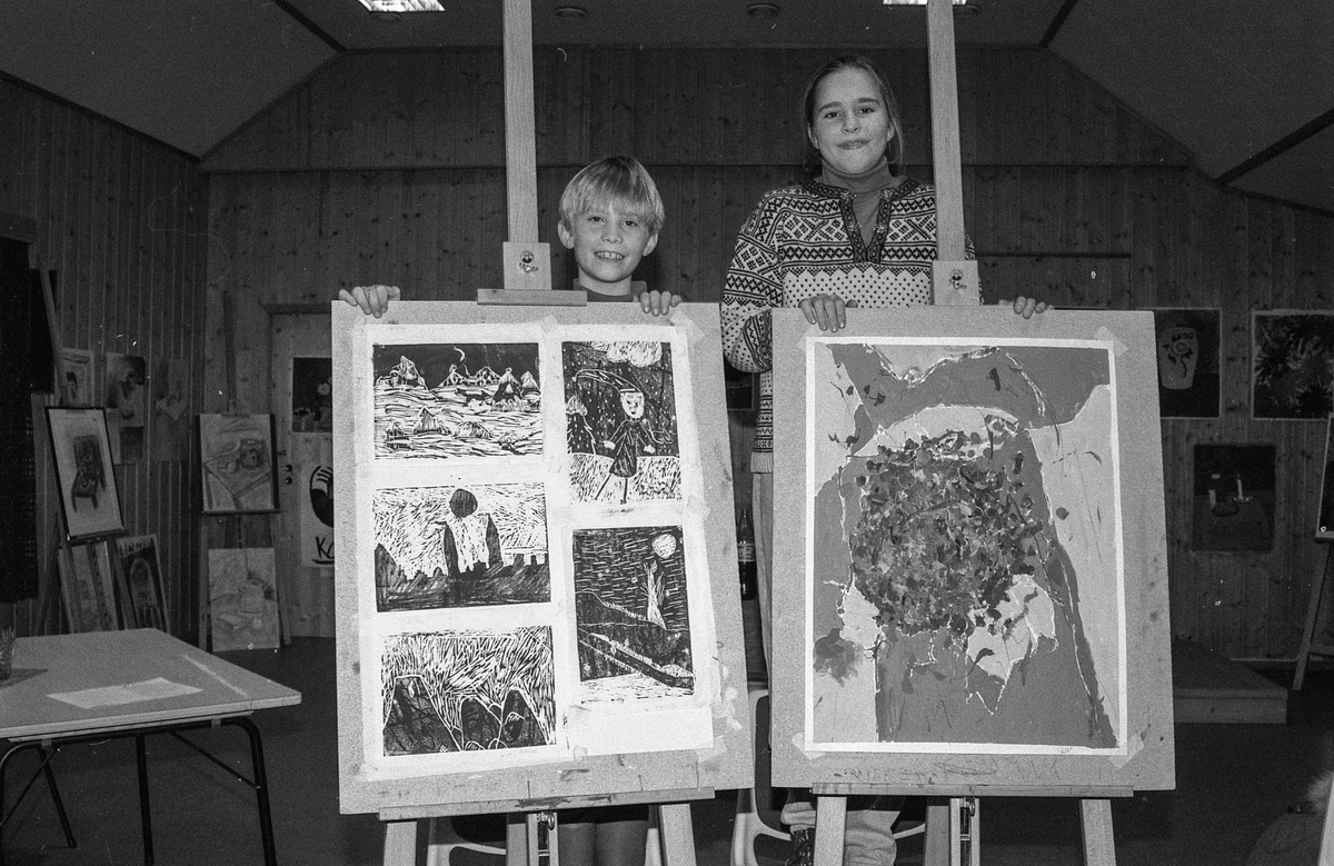Kolbotn Kunstskole for barn med utstilling.
Fra venstre: Erlend Skjer Flem og Liv Thorsen.