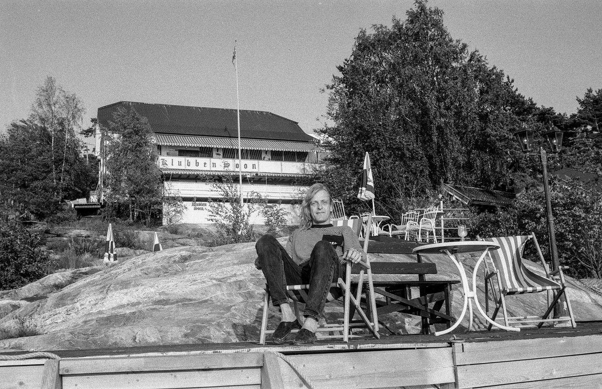 Klubben i Son, Innhaver Alex Johannessen sitter i fluktstol på brygga foran Klubben.