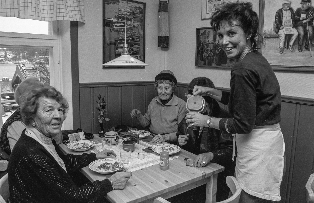 Ny cafe i Son. Fire voksne damer rundt cafebord, spiser grøt og blir skjenket saft eller kaffe.