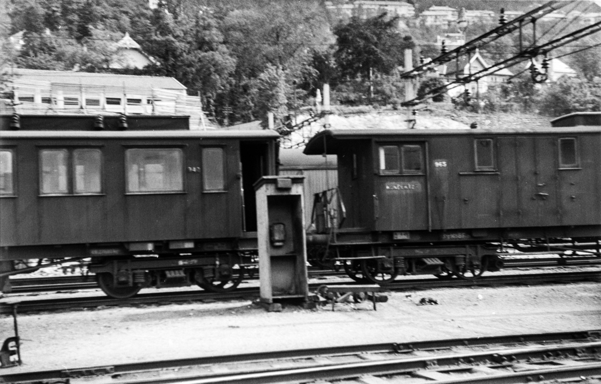 Person-, reisegods- og konduktørvogn litra  BFo2b type 3 nr. 940 (til venstre) og BFo2b type 1 nr. 965 på Bergen stasjon.