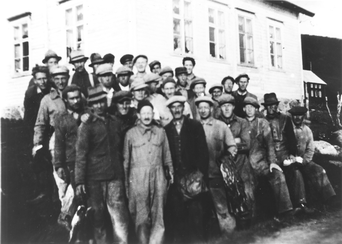 Østlendinger på tvangsarbeid på Skaland under krigen, bak ser vi Berg kristelige Ungdomskole. ca 1943.