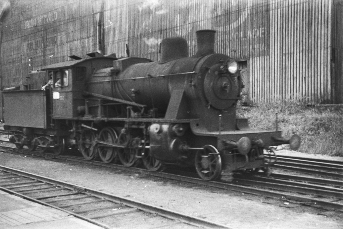 Damplokomotiv type 24b nr. 222 på Hønefoss stasjon.