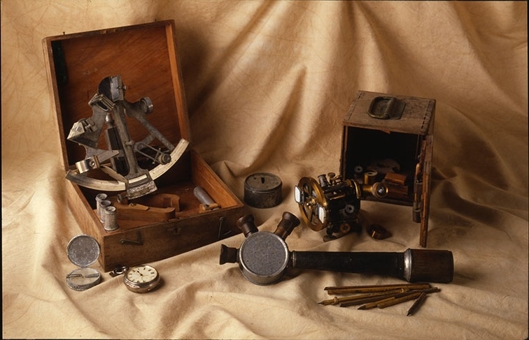 Föremål från Andréexpeditionen: sextant, universalinstrument, kompasser och kikare.