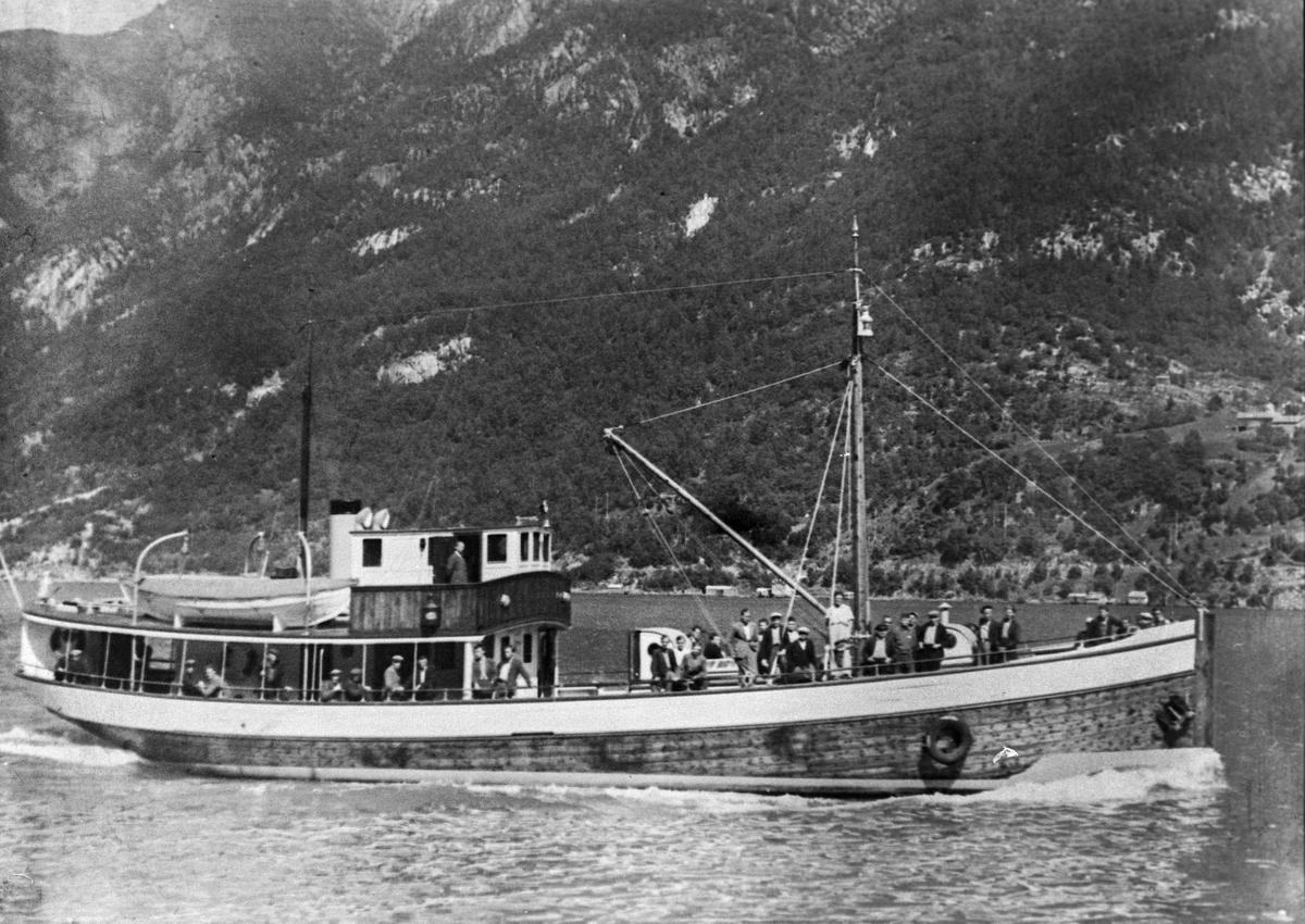 Båten "MS Eitrheim" fraktar arbeidsfolk. 
