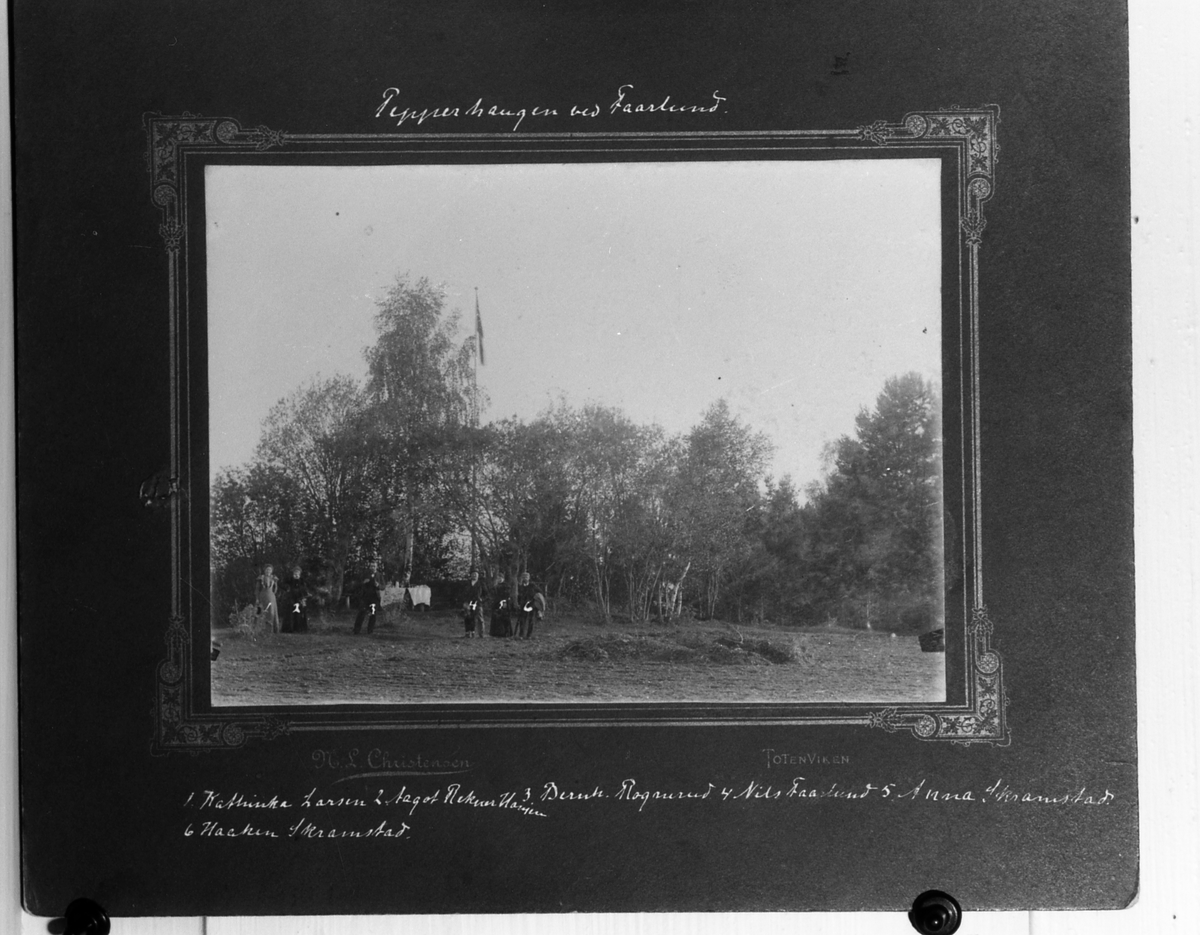 Avfotografert gruppebilde fra "Pepperhaugen ved Faarlund" (skrevet over bildet). Personer på bildet er nummerert, og navn skrevet under bildet.