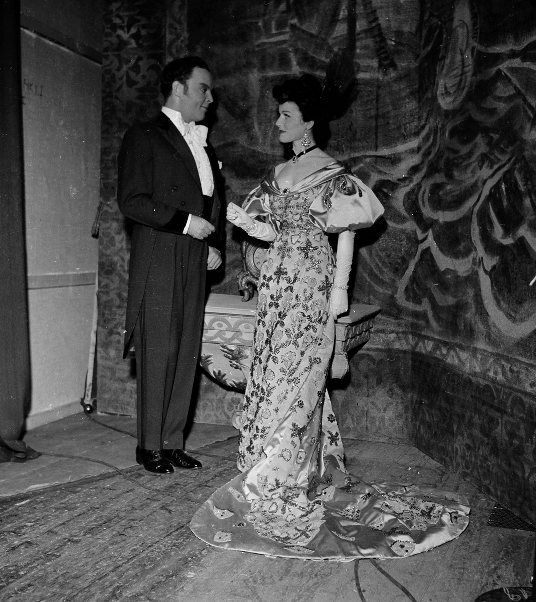 Fra oppsetningen av "Den glade enke". To skuespiller på scenen. Fotografert 28. mai 1955.