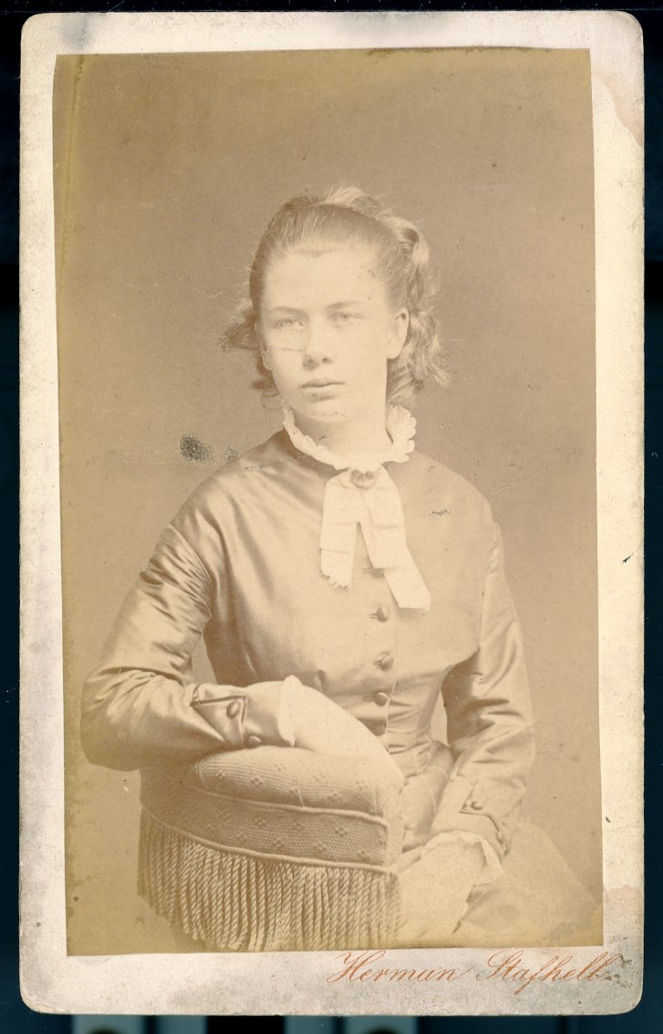 Kabinettsfotografi: fröken Elin Lilliehöök, en flicka sittande i en fåtölj.