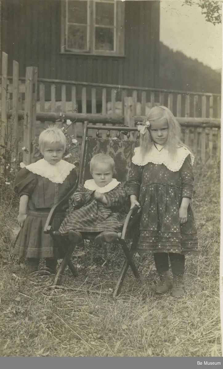 Tre småjenter fotografert ute i hagen