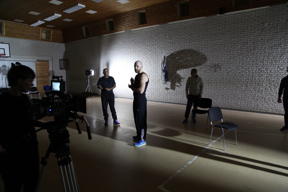 Det ble laget en 16mm-film basert på en workshop med en gruppe innsatte. Sammen med danseren Brynjar Åbel Bandlien utforsket de hvordan fengselets hverdagsrutiner skriver seg inn i deres kropper.