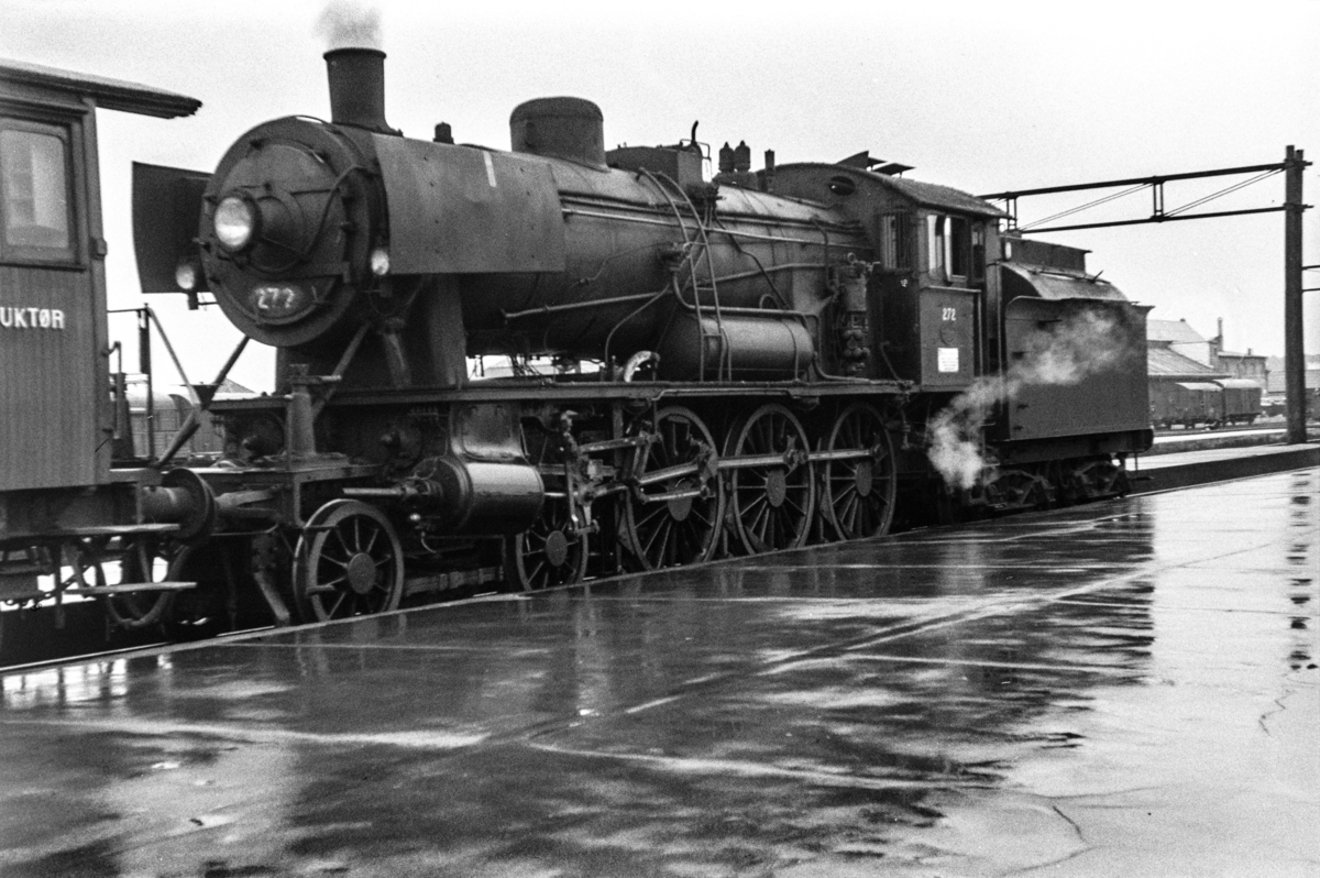Damplokomotiv type 30a nr. 272 med persontog på Trondheim stasjon.
