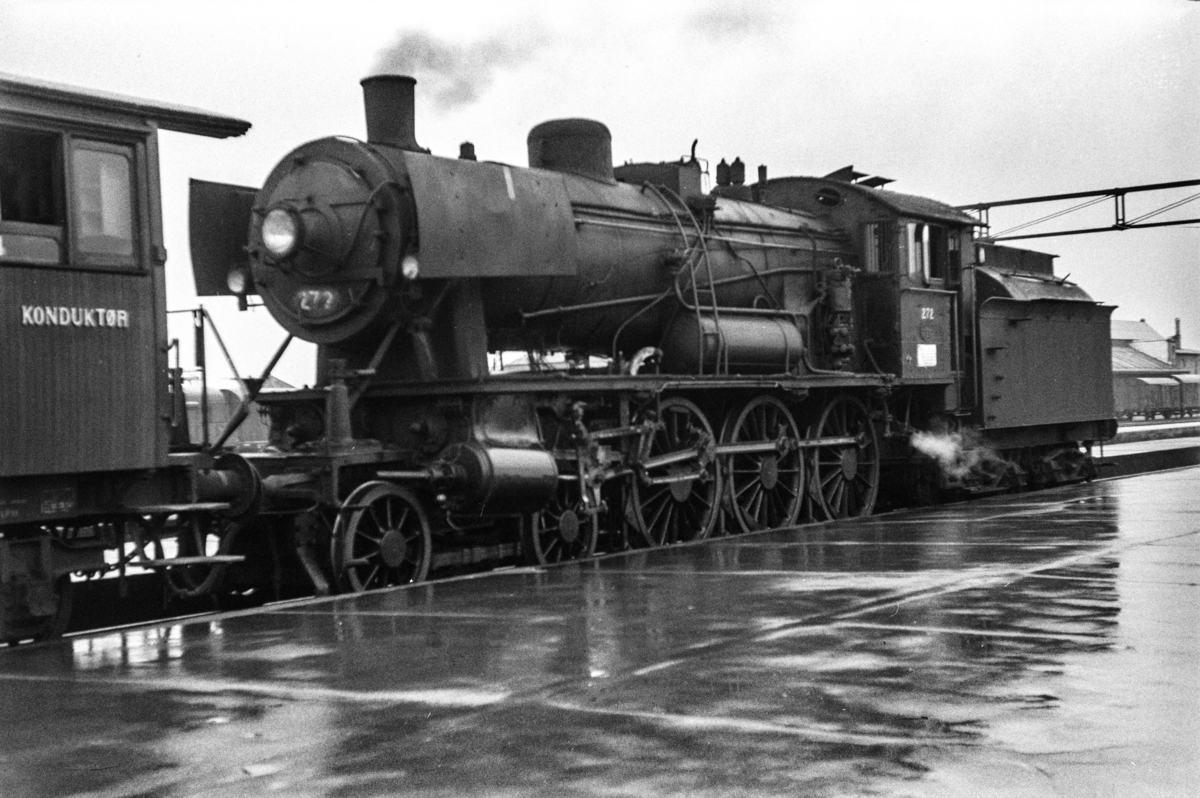 Damplokomotiv type 30a nr. 272 med persontog på Trondheim stasjon.