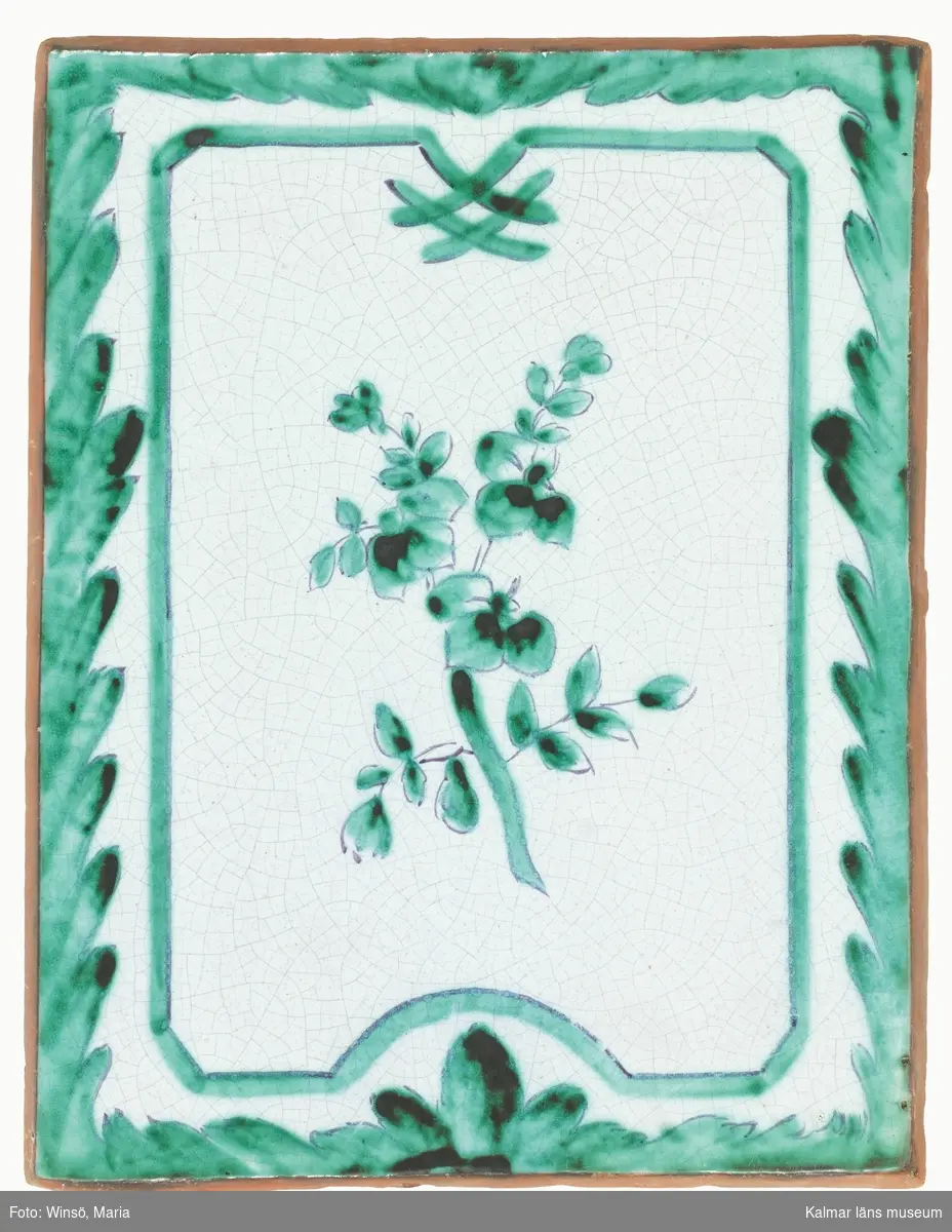 KLM 24453. Kakel. Rektangulär kakelplatta till flat ugn. Krackelerad vit glasyr med grön och blå dekor i form av blommotiv.